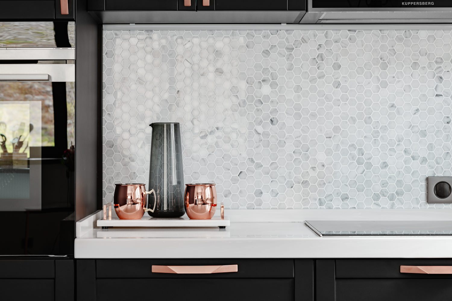 Стильная кухня в черном цвете