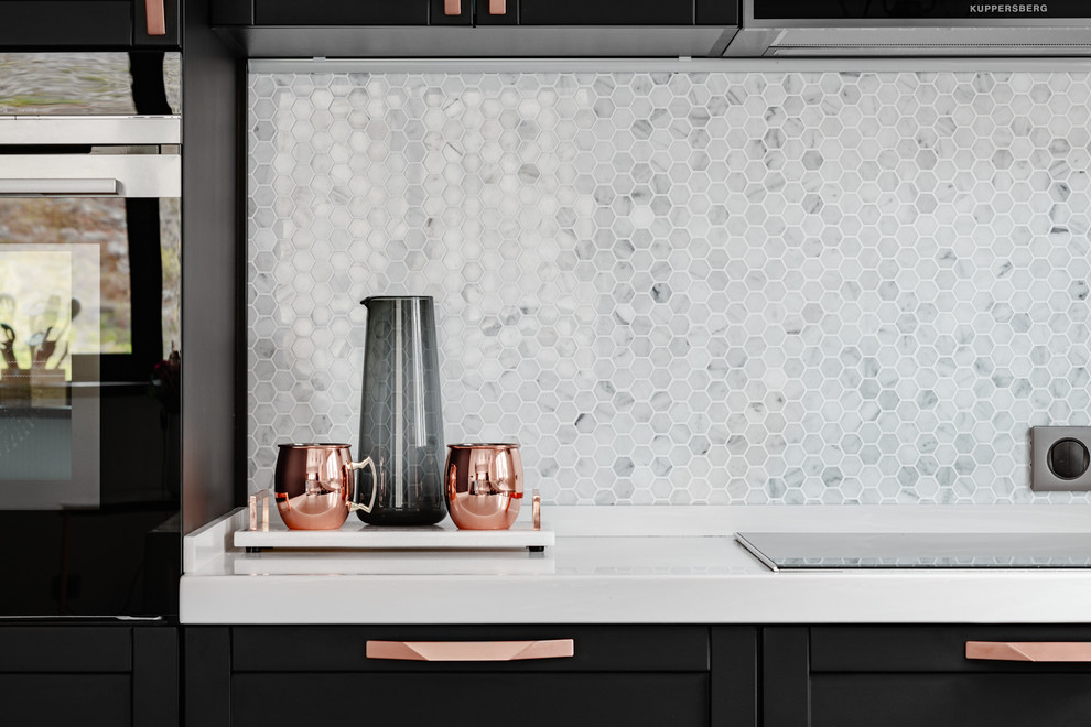 Стильная кухня в черном цвете