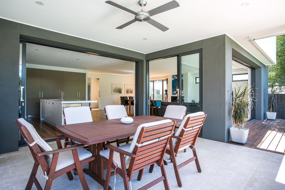 Design ideas for a contemporary deck in Melbourne.