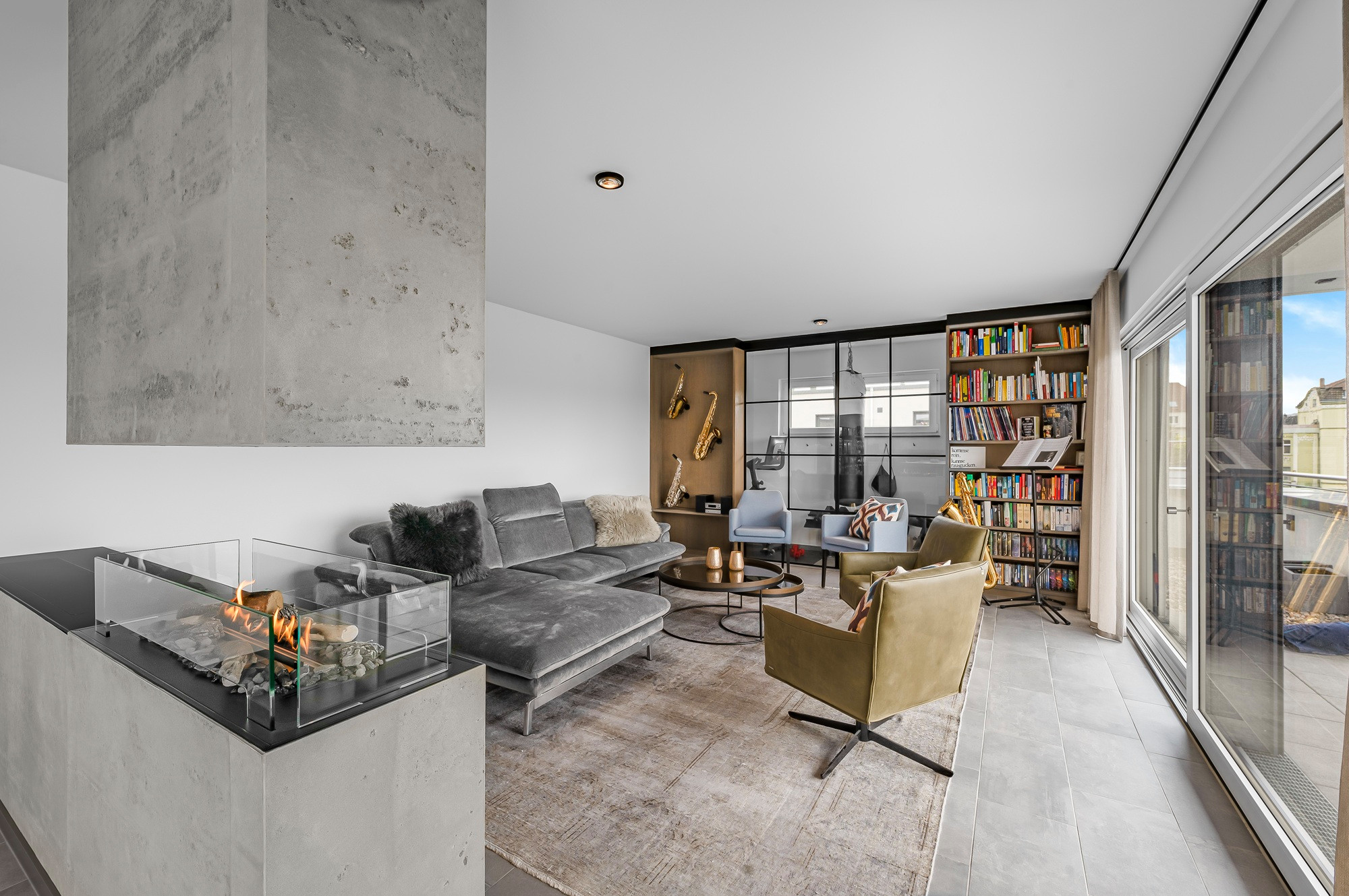 Kamin-, Wohn-, Musik- und Sportzimmer