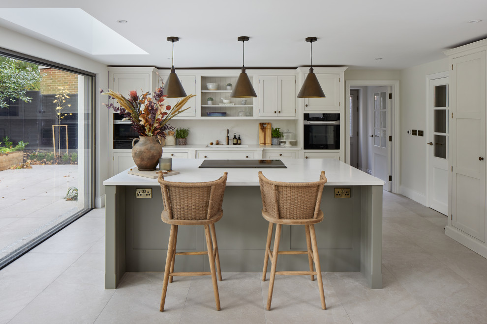 Exempel på ett stort modernt vit linjärt vitt kök med öppen planlösning, med en nedsänkt diskho, skåp i shakerstil, bänkskiva i koppar, grått stänkskydd, rostfria vitvaror, klinkergolv i porslin, en köksö och grått golv