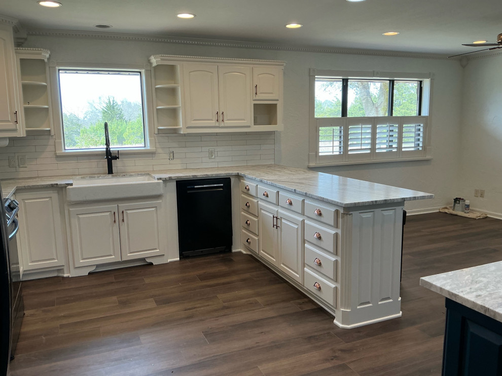 Kitchen - kitchen idea in Austin