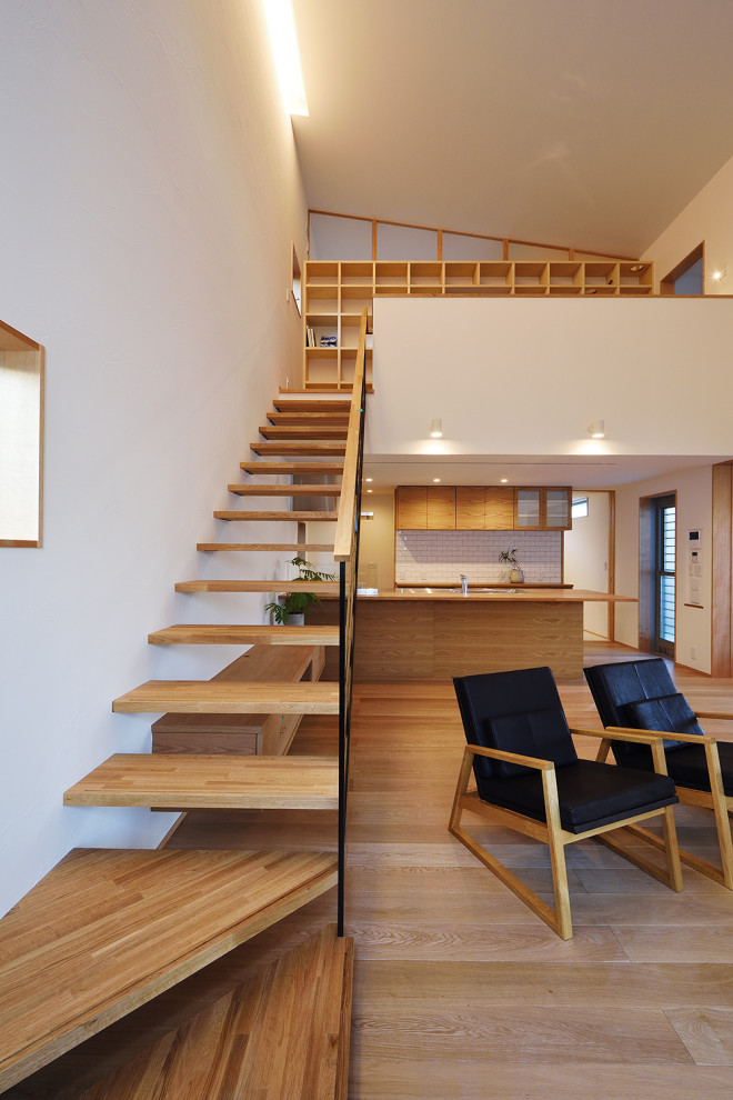 Стильный дизайн: большая лестница на больцах в скандинавском стиле с деревянными ступенями и перилами из смешанных материалов без подступенок - последний тренд
