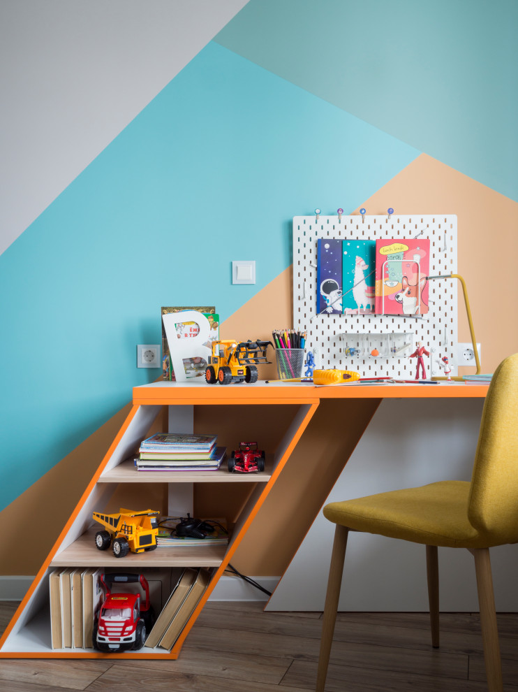 Modernes Kinderzimmer mit Arbeitsecke, bunten Wänden, braunem Holzboden und braunem Boden in Sonstige