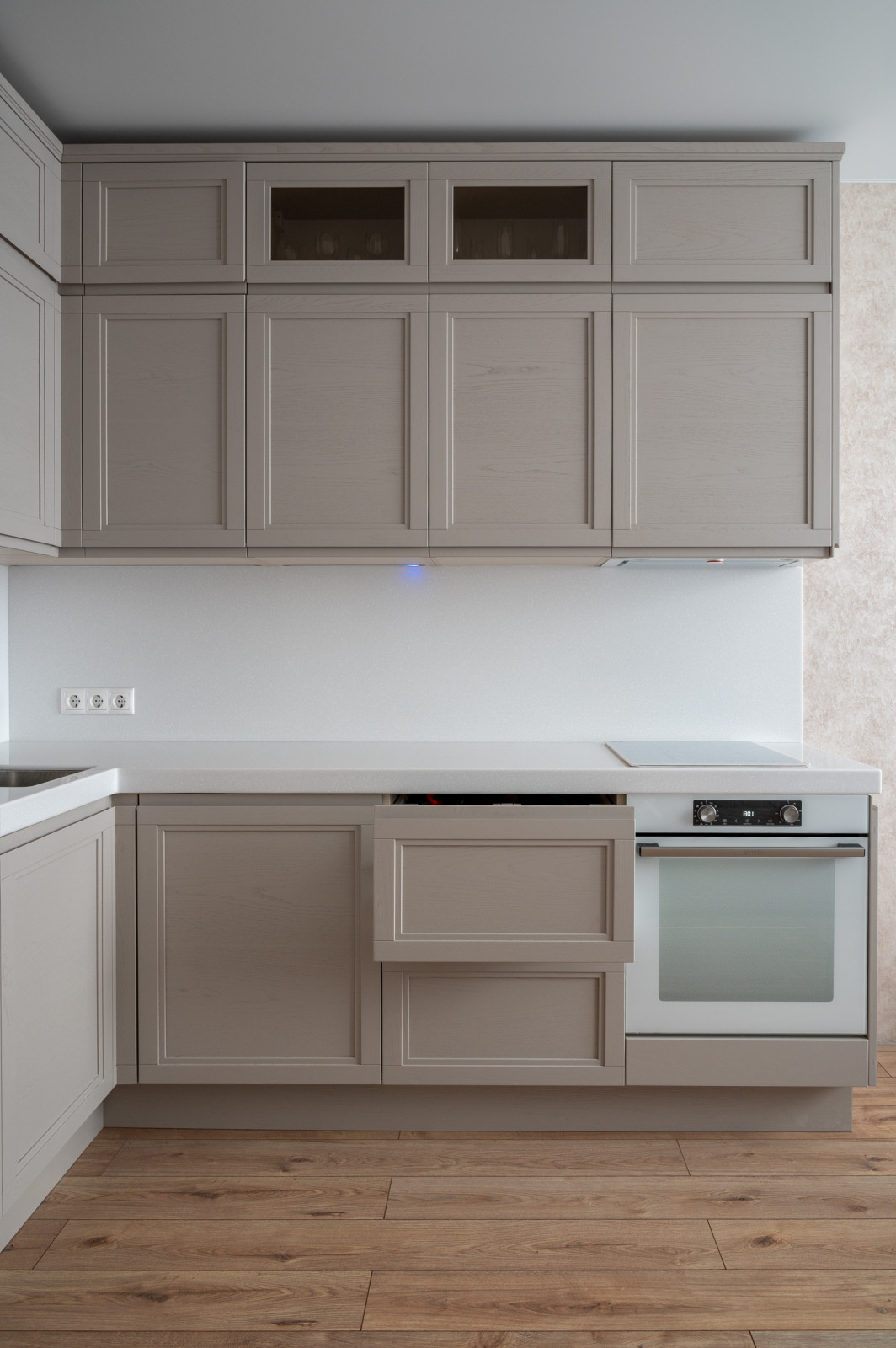 Кухня из массива с интегрированной ручкой