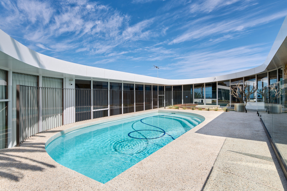 This is an example of a midcentury pool in Perth.