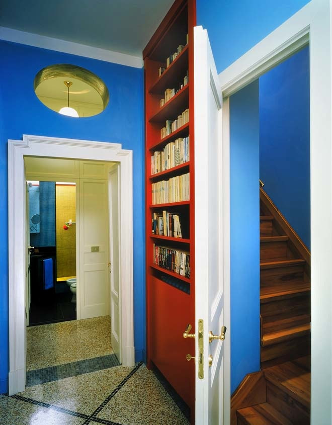 На фото: большой коридор в классическом стиле с синими стенами, полом из терраццо, разноцветным полом и панелями на стенах