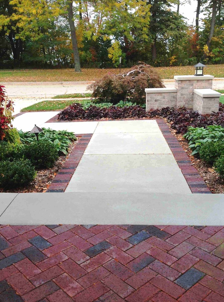 Inspiration for a mid-sized contemporary front yard full sun garden for fall in Milwaukee.