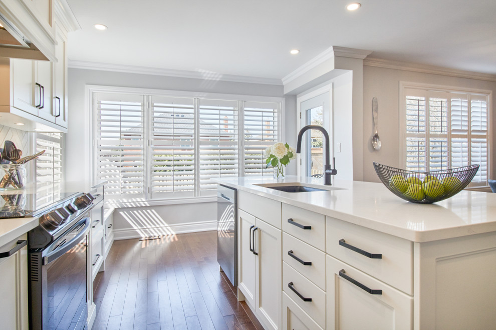 Kitchen - transitional kitchen idea in Toronto