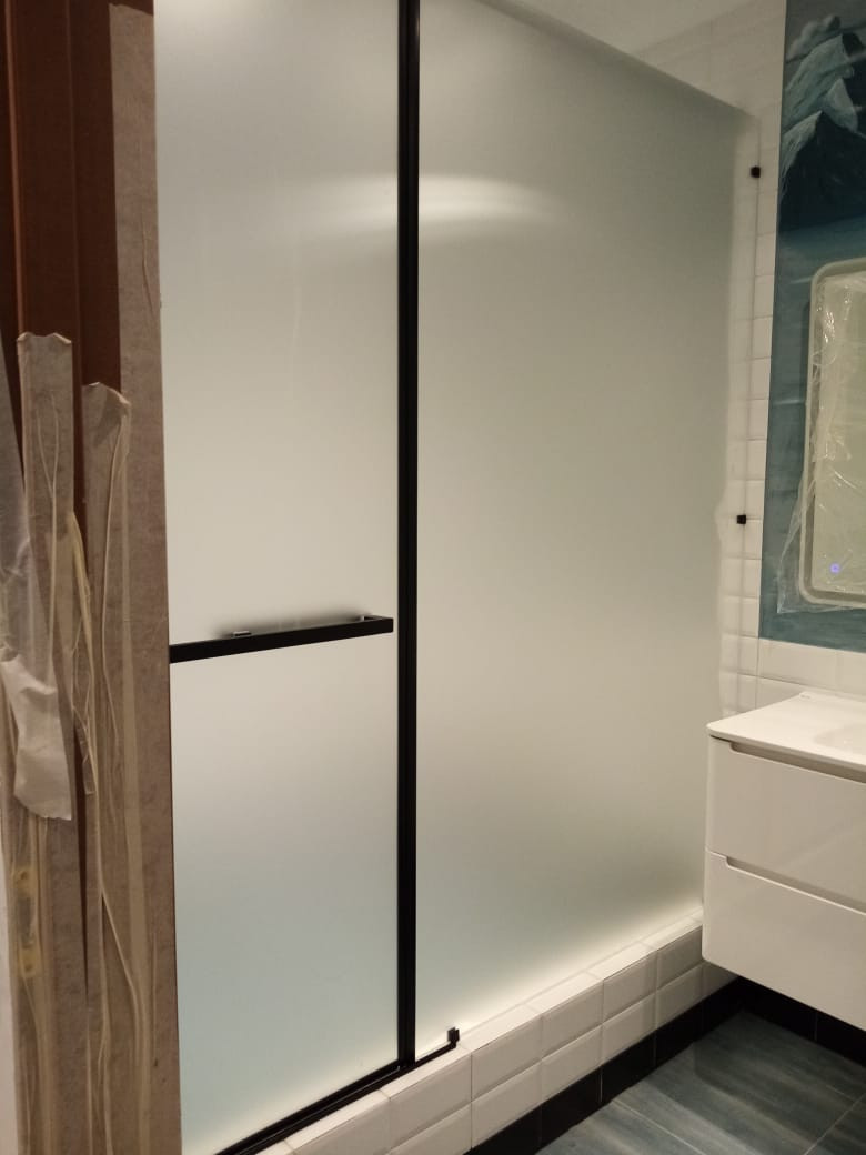 Душевые перегородки с черной фурнитурой