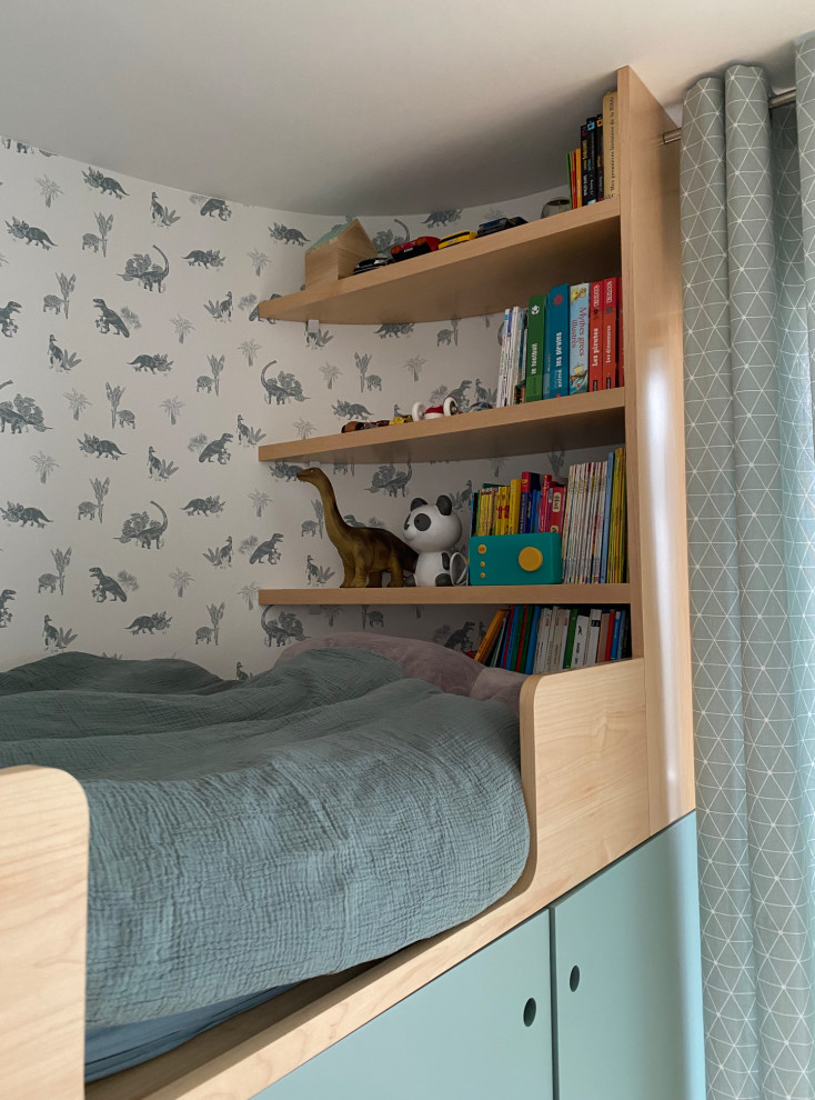 Idéer för små funkis pojkrum kombinerat med sovrum och för 4-10-åringar, med mellanmörkt trägolv