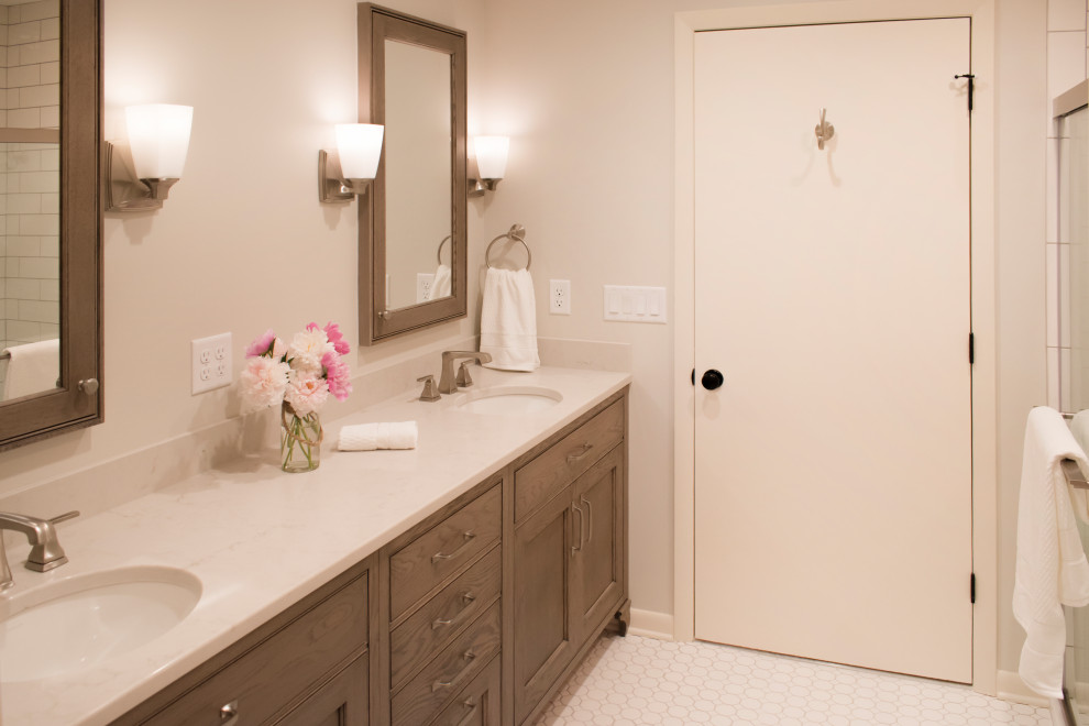 Example of a transitional home design design in Chicago