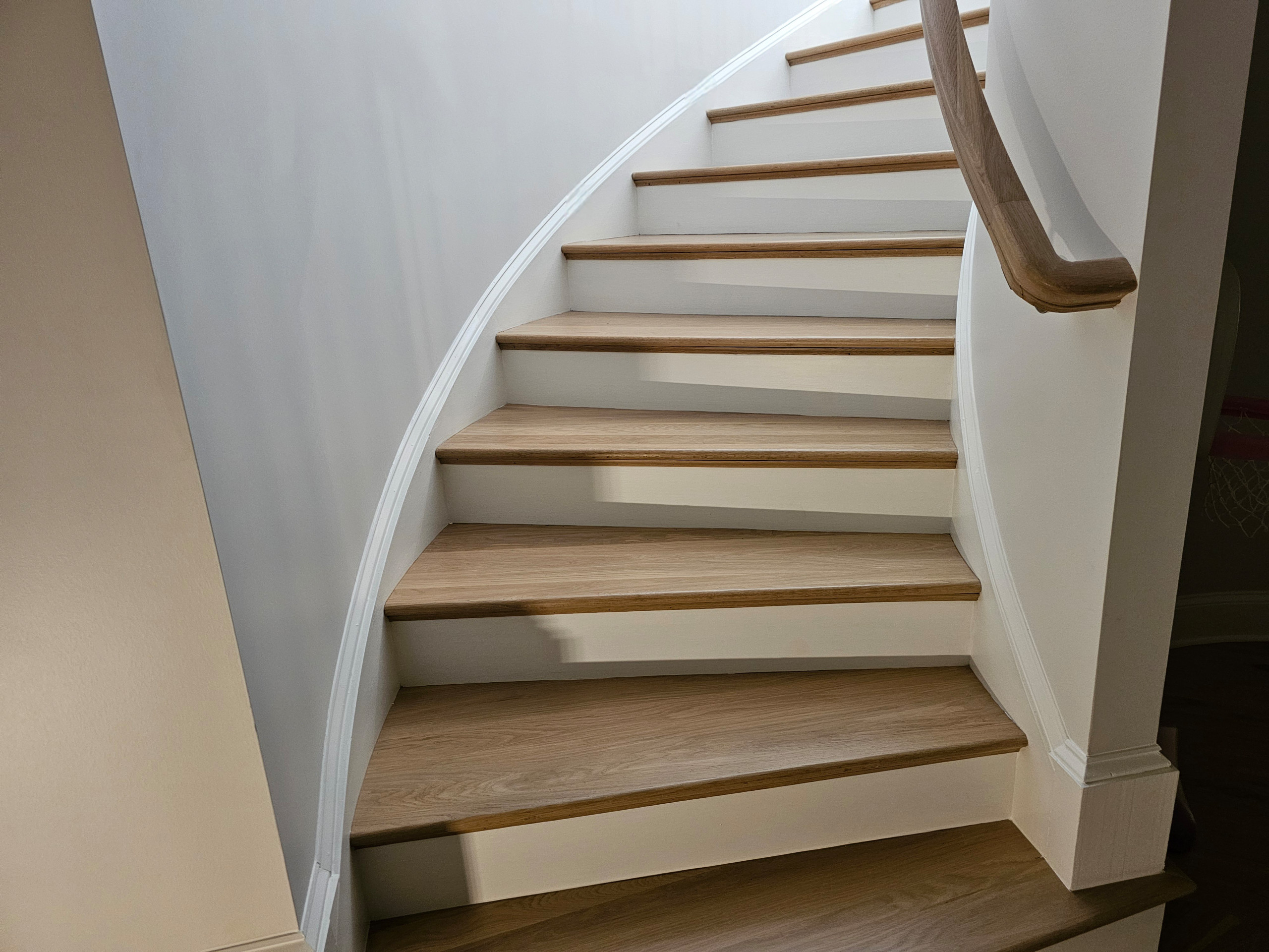 116_Elegant & Eye-catching Curved Staircase, Leesburg VA 20175