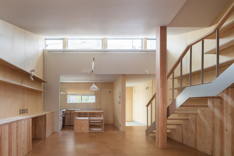 Стильный дизайн: открытая гостиная комната в стиле модернизм с бежевыми стенами, пробковым полом, коричневым полом и деревянными стенами - последний тренд
