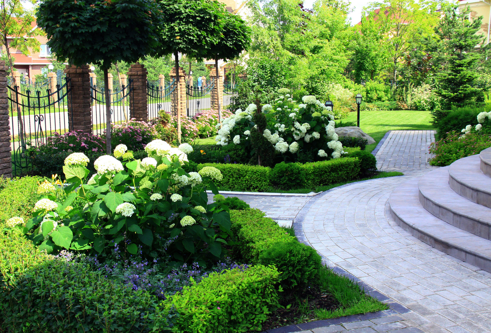 Коттеждный сад. Игры с цветом.