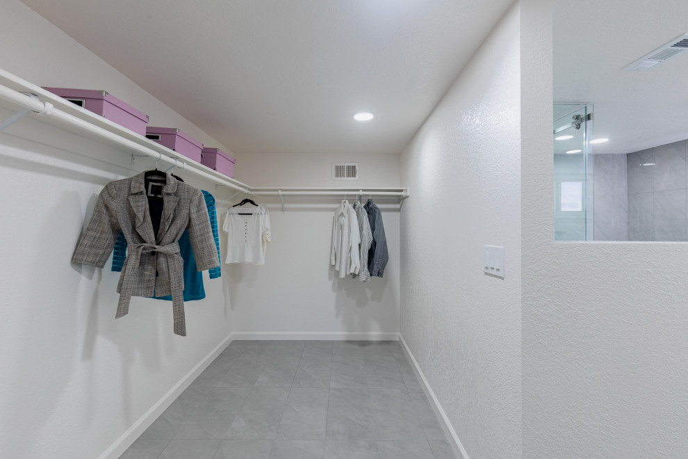 Esempio di una cabina armadio unisex contemporanea di medie dimensioni con pavimento con piastrelle in ceramica e pavimento grigio