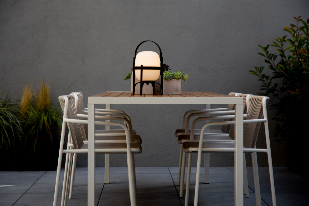 Diseño de terraza minimalista de tamaño medio en patio con jardín de macetas y pérgola