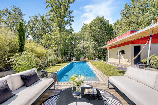 Maison d'architecte en bois contemporaneo-piscina