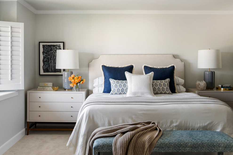 Ejemplo de dormitorio principal tradicional renovado grande con paredes grises, moqueta y suelo beige
