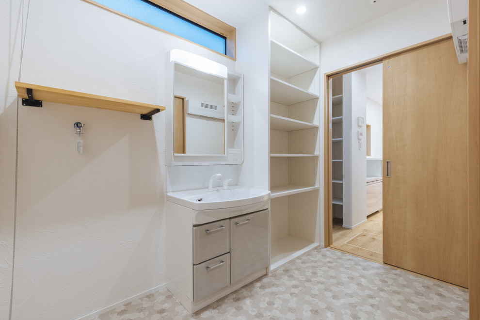 Cette photo montre un petit WC et toilettes scandinave avec un placard à porte plane, un carrelage blanc, un mur blanc, un sol en vinyl, un plan de toilette blanc, un plafond en lambris de bois et du lambris de bois.