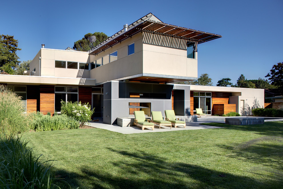 Design ideas for a modern two-storey exterior in Sacramento.