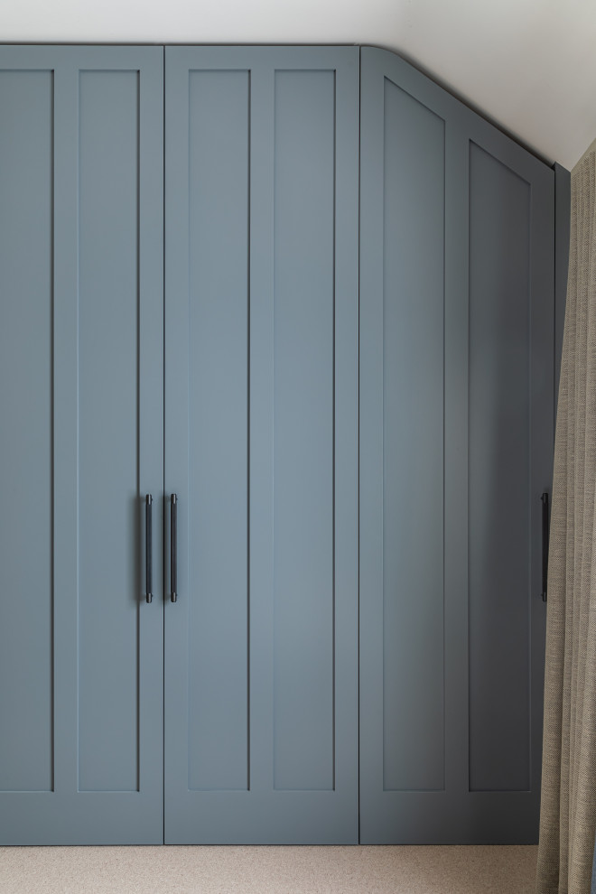 Diseño de armario y vestidor vintage con armarios estilo shaker y puertas de armario azules
