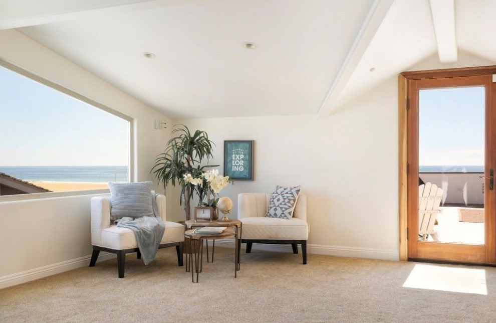 Ejemplo de sala de estar tipo loft marinera extra grande con paredes blancas, moqueta, suelo beige y vigas vistas
