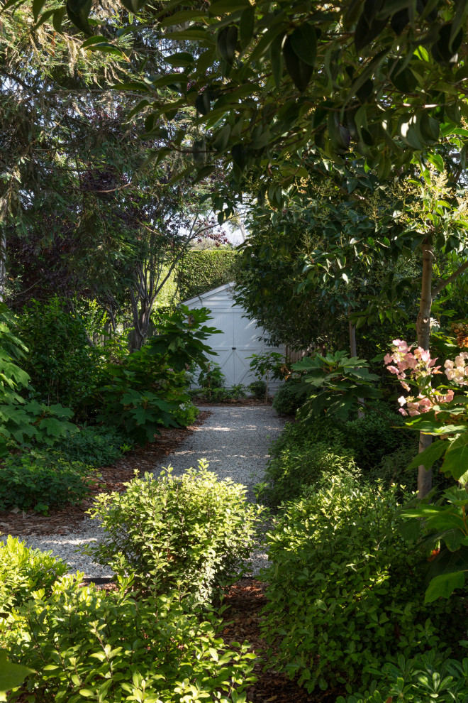 Ejemplo de jardín campestre en patio trasero con camino de entrada y gravilla