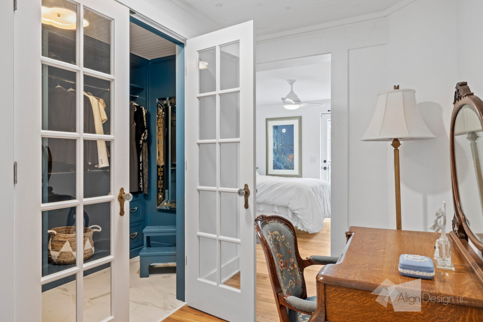 На фото: парадная гардеробная среднего размера, унисекс в классическом стиле с фасадами в стиле шейкер, синими фасадами, мраморным полом, разноцветным полом и деревянным потолком