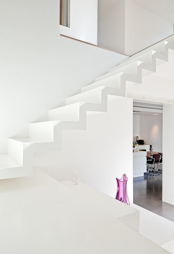 Inspiration for a mid-sized modern staircase in Cologne.