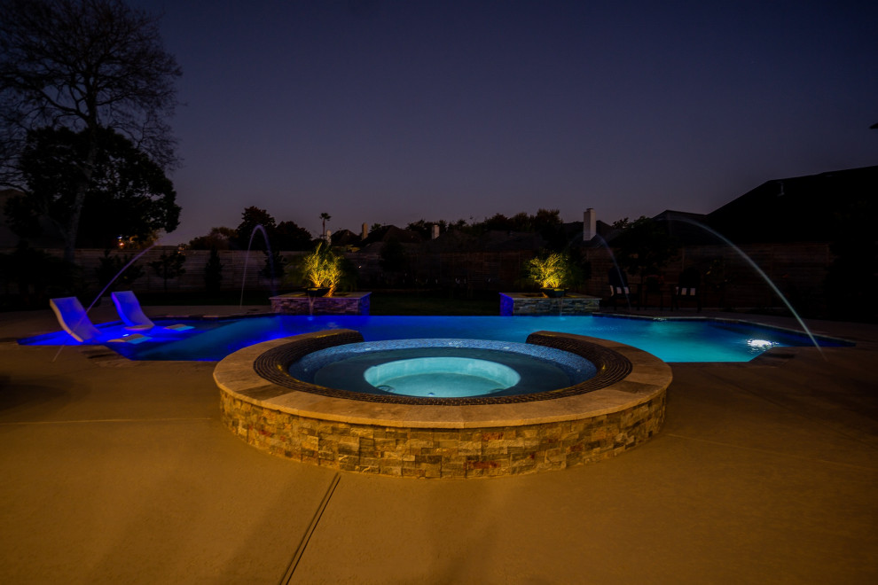 Exemple d'une très grande piscine arrière tendance rectangle avec une terrasse en bois.