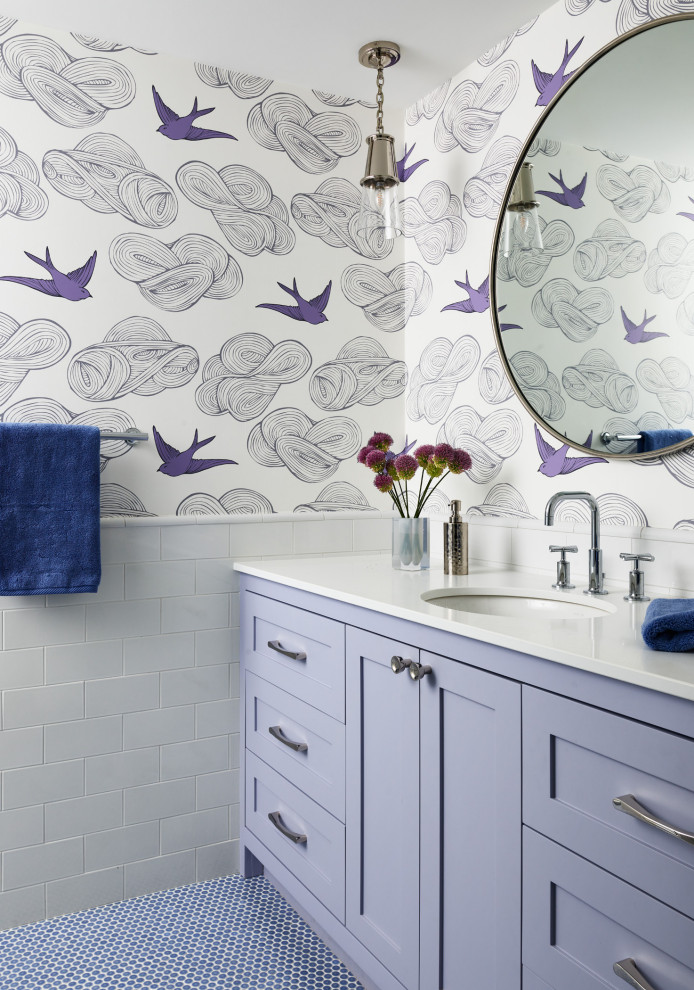 ボストンにある中くらいなトランジショナルスタイルのおしゃれなバスルーム (浴槽なし) (紫のキャビネット、マルチカラーの壁、紫の床、白い洗面カウンター、洗面台1つ、造り付け洗面台、壁紙) の写真