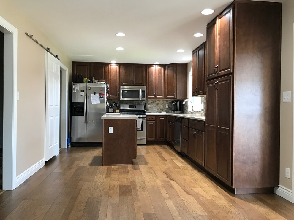 Mid-sized transitional kitchen photo