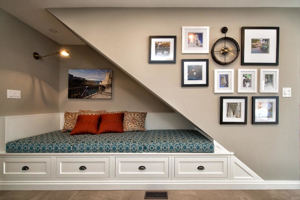 Example of a transitional home design design in Toronto