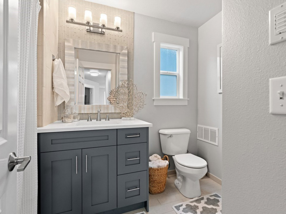 Идея дизайна: маленькая ванная комната в стиле модернизм с плоскими фасадами, серыми фасадами, унитазом-моноблоком, бежевой плиткой, керамогранитной плиткой, серыми стенами, полом из цементной плитки, душевой кабиной, врезной раковиной, мраморной столешницей, бежевым полом, белой столешницей, тумбой под одну раковину и напольной тумбой для на участке и в саду