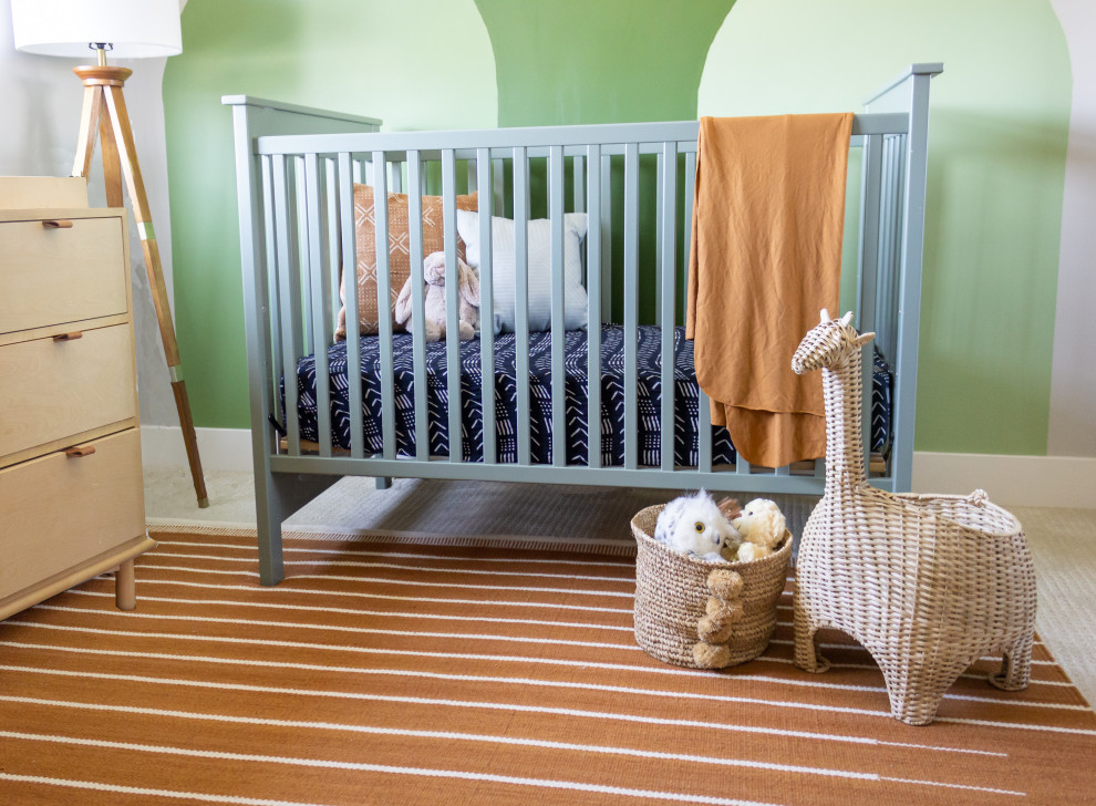Пример оригинального дизайна: маленькая нейтральная комната для малыша в современном стиле с белыми стенами, ковровым покрытием и оранжевым полом для на участке и в саду