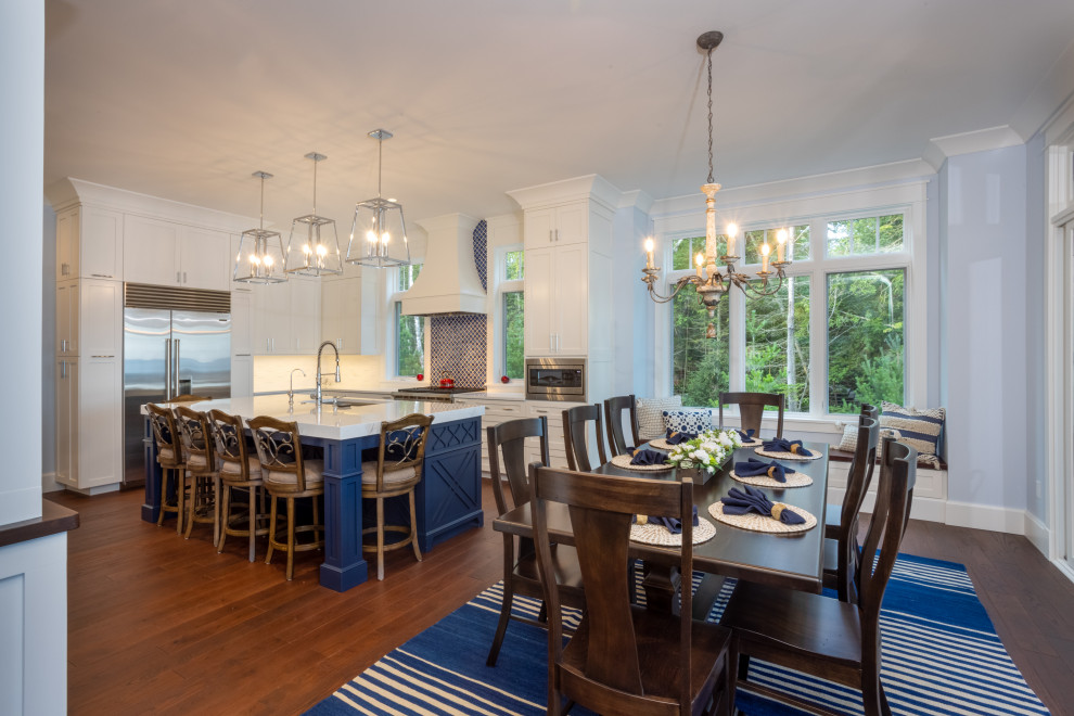 Esempio di una sala da pranzo aperta verso la cucina tradizionale di medie dimensioni con pareti blu, parquet scuro e pavimento marrone