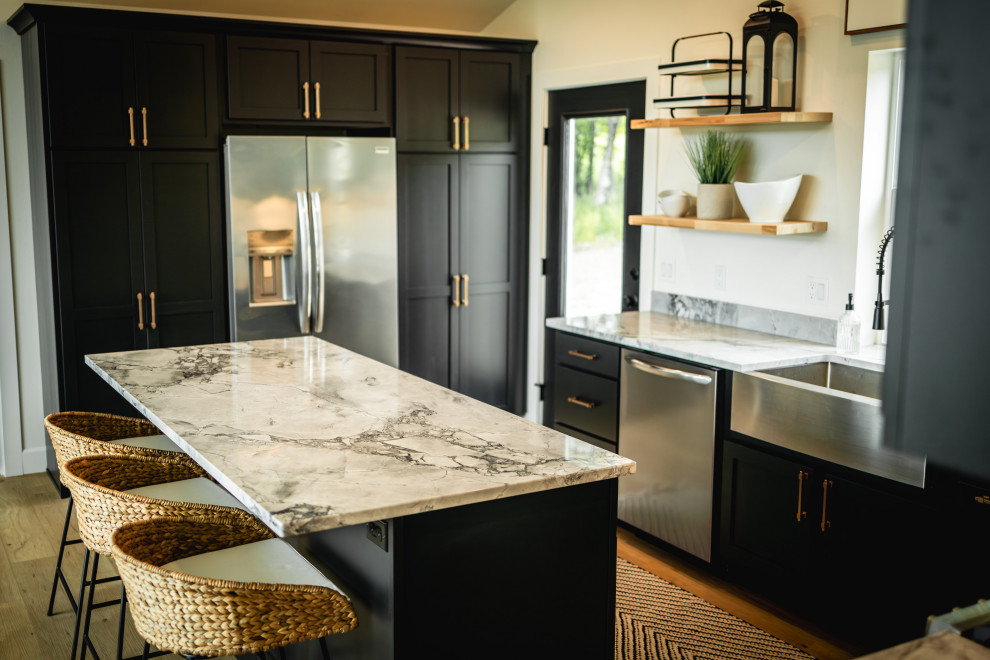 Inspiration for a mid-sized transitional u-shaped eat-in kitchen in Other with shaker cabinets, black cabinets, granite benchtops, grey splashback, granite splashback, stainless steel appliances, medium hardwood floors, with island, brown floor, grey benchtop and vaulted.