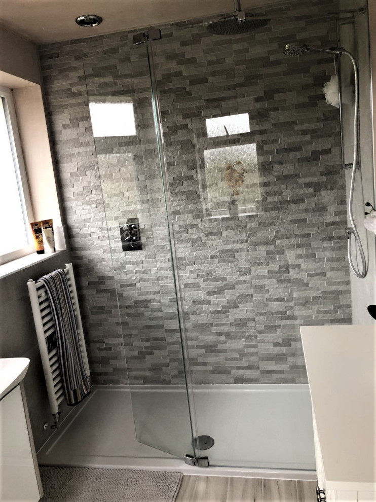 Photo of a mid-sized modern 3/4 bathroom in West Midlands with an open shower, gray tile, porcelain tile, porcelain floors, grey floor and an open shower.