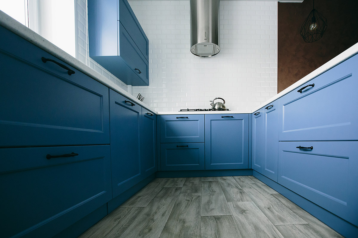 Кухня столовая с большим столом