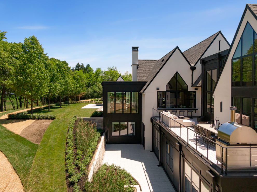 Idee per la villa bianca moderna a tre piani di medie dimensioni con tetto grigio