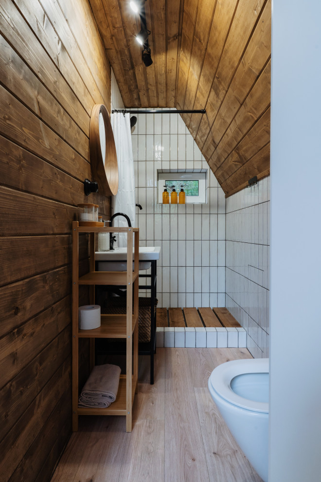 Свежая идея для дизайна: ванная комната в белых тонах с отделкой деревом в скандинавском стиле с открытым душем, инсталляцией, белой плиткой, керамической плиткой, полом из винила, шторкой для ванной, деревянным потолком и деревянными стенами - отличное фото интерьера