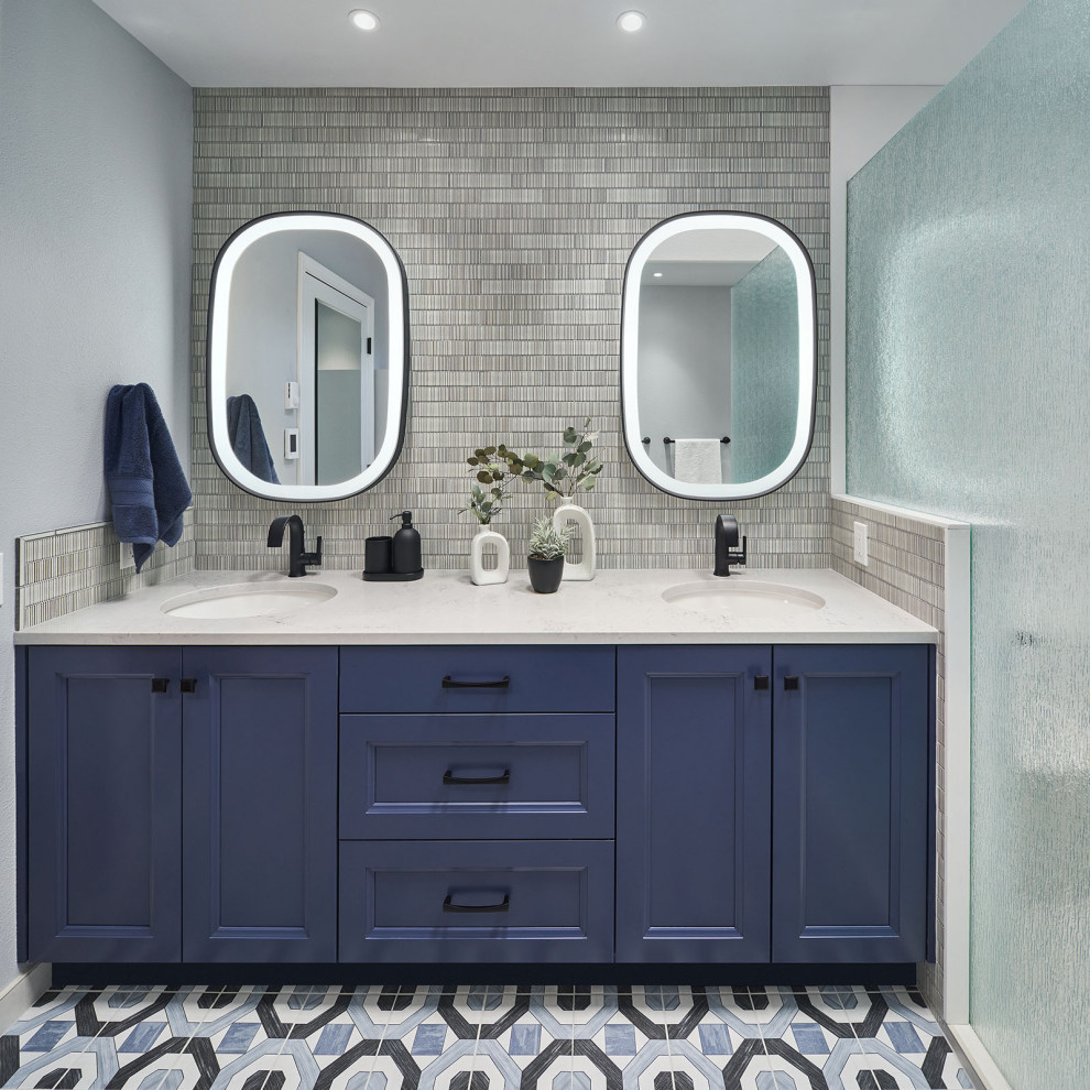Источник вдохновения для домашнего уюта: главная ванная комната среднего размера в стиле неоклассика (современная классика) с фасадами с утопленной филенкой, синими фасадами, угловым душем, унитазом-моноблоком, серой плиткой, керамической плиткой, белыми стенами, полом из керамической плитки, врезной раковиной, столешницей из искусственного кварца, синим полом, душем с распашными дверями, серой столешницей, сиденьем для душа, тумбой под две раковины, встроенной тумбой и многоуровневым потолком