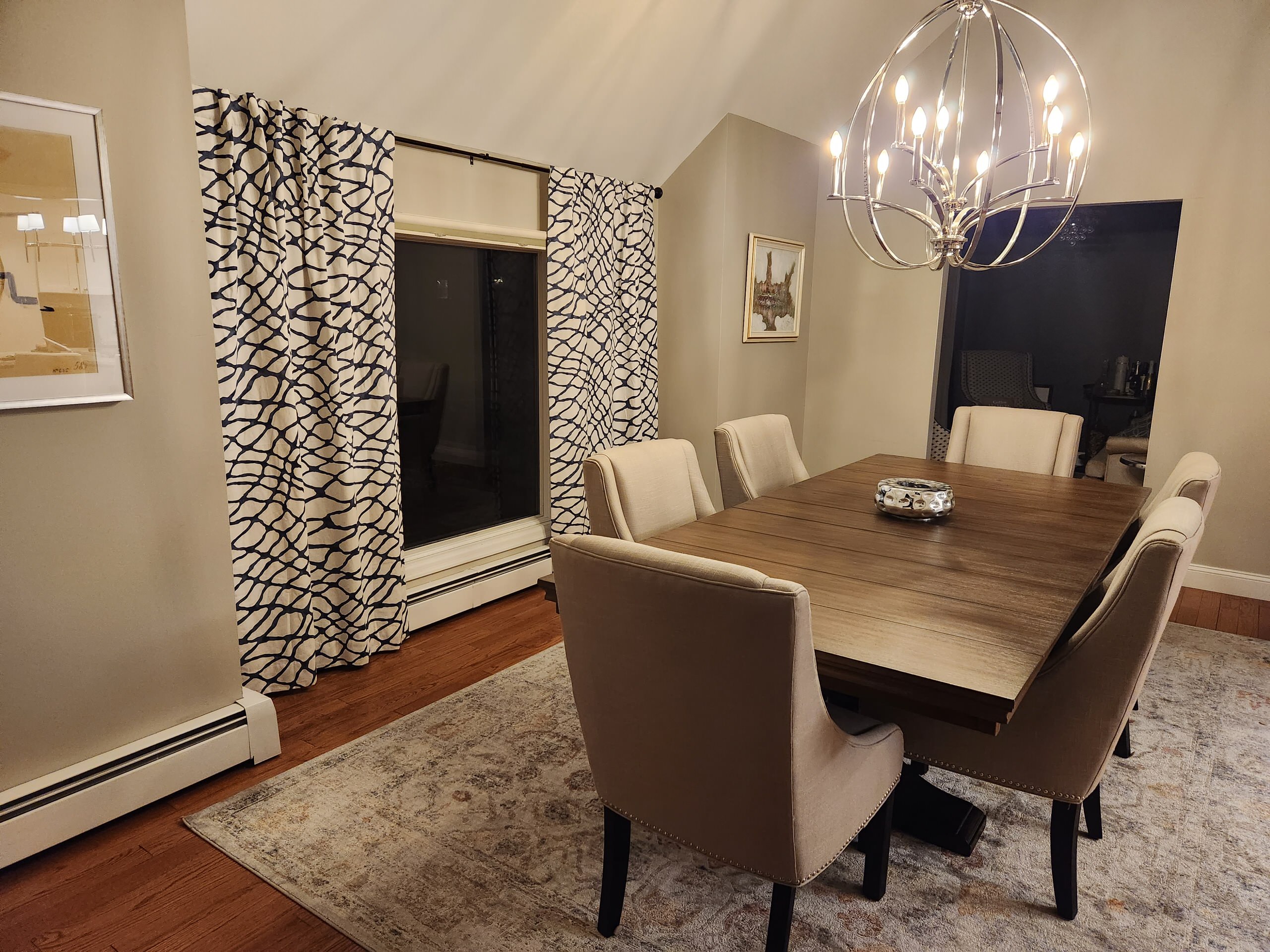 Dining room - transitional dining room idea in New York