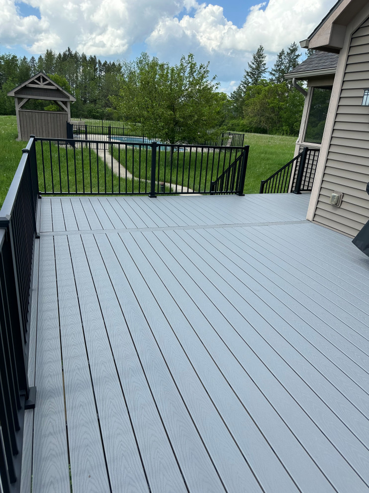 Trex Deck with Trex Signature Aluminum Railings with Square Balusters