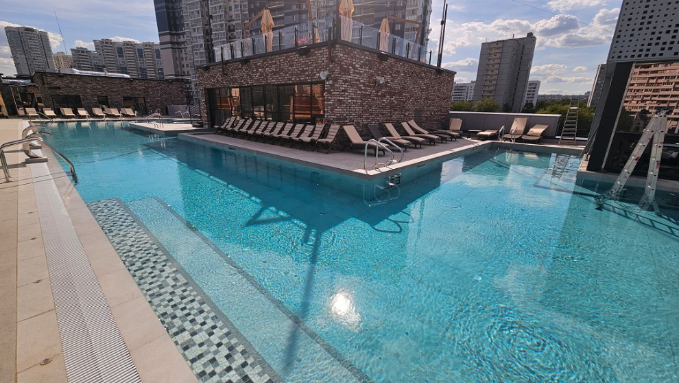Бассейн на крыше "Грэмм Сити"