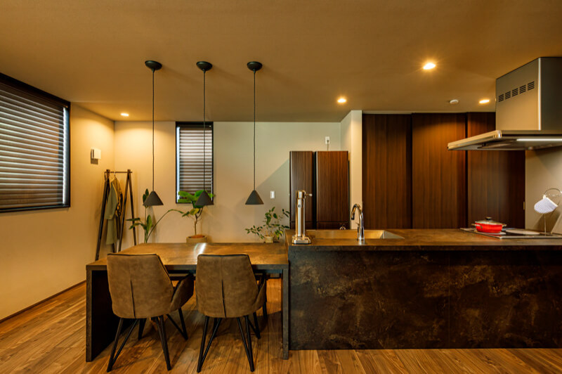 Inspiration for a mid-sized industrial single-wall eat-in kitchen in Tokyo Suburbs with dark wood cabinets, beige splashback, stainless steel appliances, dark hardwood floors, with island, brown floor, brown benchtop and wallpaper.