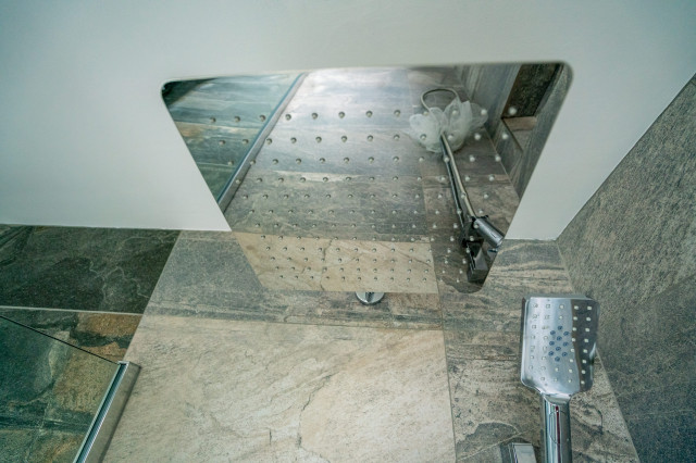 Guildersfield Road modern-badezimmer