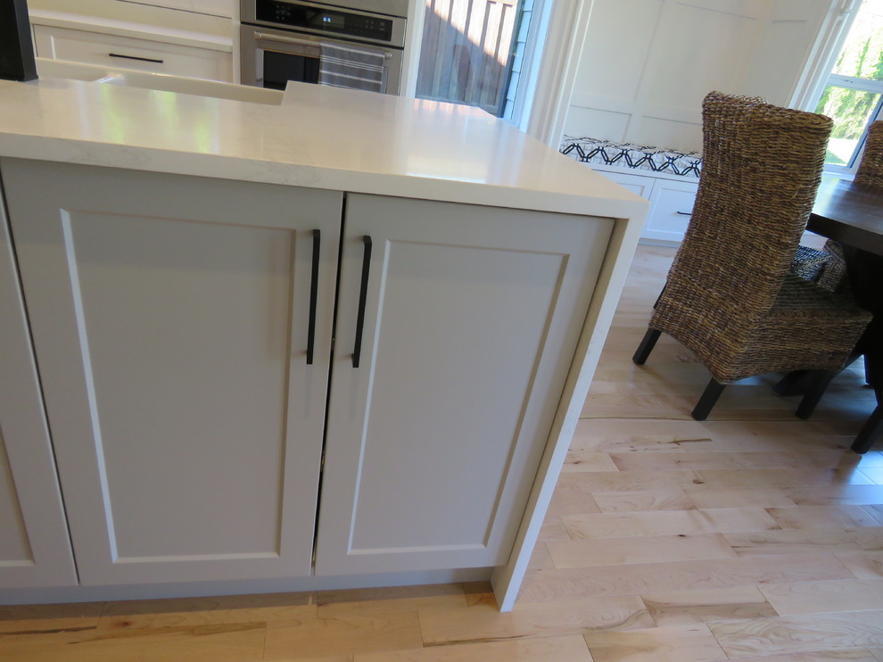 Kitchen - transitional kitchen idea in Vancouver