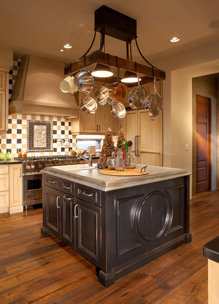 Transitional home design photo in Phoenix